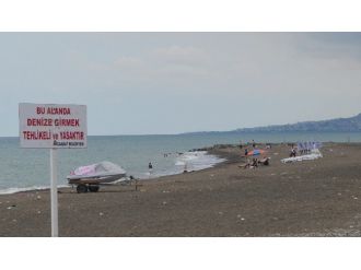 Trabzon’da Boğulmayı Göze Alıp Denize Giriyorlar