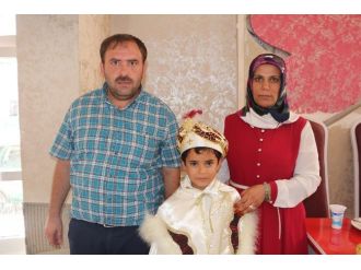 Sağlık Hak-sen Ağrı Şube Başkanı Kılıçaslan’ın Oğlu Sünnet Oldu