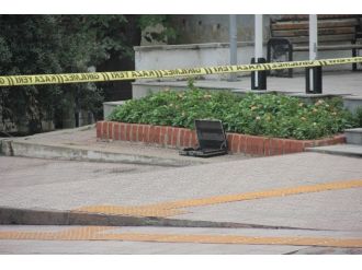 Belediye Önünde Şüpheli Çanta Paniği
