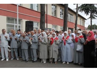 Karamürsel’de Hacı Adayları Dualarla Uğurlandı