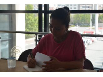 Depremzede Yazar Panel Sonrası Kitabını İmzaladı