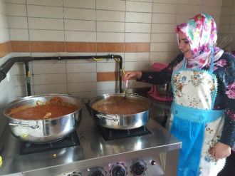 Pursaklar’da Kadınlar Turşu, Konserve Hazırlama Eğitimi Alıyor