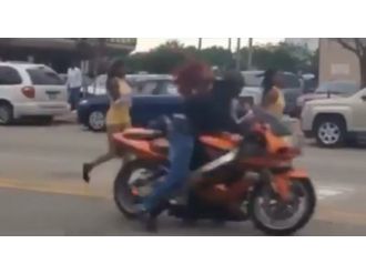 Dansçı Kıza Böyle Çarptı