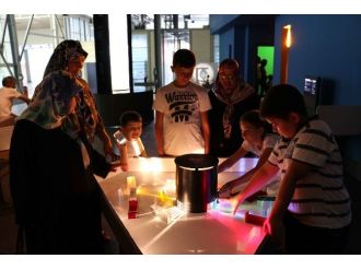 Dede, Nine, Torun Bilim Merkezinde Çalışma Yapıyor