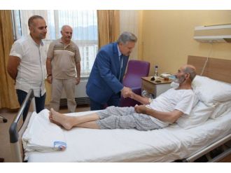 Vali Kahraman’dan Demirci Ailesine Geçmiş Olsun Ziyareti