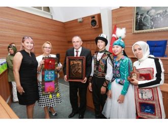 Kırgız Danscılar Başkan Yılmaz’ı Ziyaret Etti