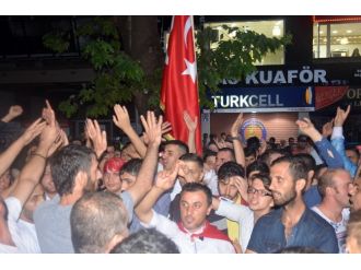 Vatandaşlar Hdp Bayraklarını İndirmek İstedi