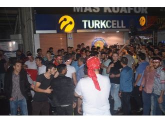 Vatandaşın Baskısı Parti Bayraklarını İndirtti