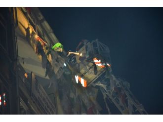 Vatandaşların Baskısı Parti Bayraklarını İndirtti