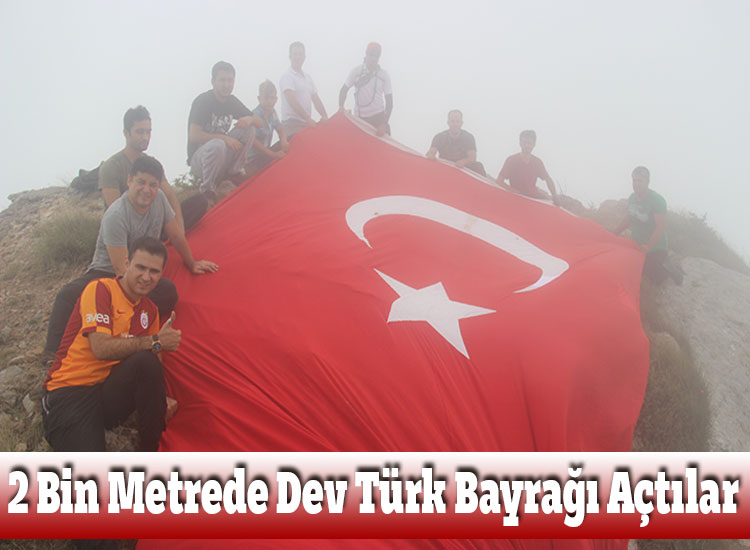 2 Bin Metrede Dev Türk Bayrağı Açtılar
