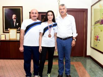 Genç Tekvandocu Şampiyonluk Madalyasını Başkan Karalar’a İthaf Etti