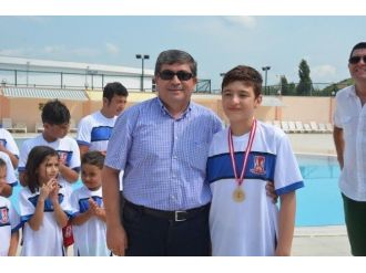 Küçük Yüzücüler Madalya Ve Sertifikalarını Aldı