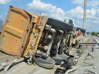 Kamyon Yan Yattı, Vatandaşlar Atış Talimi Sandı