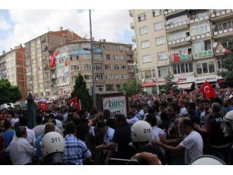 Şehidin Cenaze Namazı Öncesinde Hdp İl Binası Önünde Gerginlik