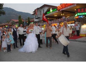 İngiliz Çift Turistik Çarşının Ortasında Davullu Zurnalı Düğün Yaptı