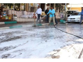 Aşırı Sıcak Hava Caddeleri Köpükle Yıkattırıyor