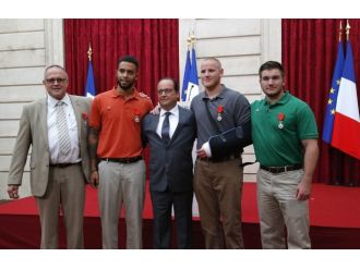 Saldırganı Etkisiz Hale Getiren Abd’lilere Şeref Nişanı