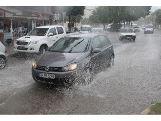 Yaz Yağmuru Mahsur Bıraktı