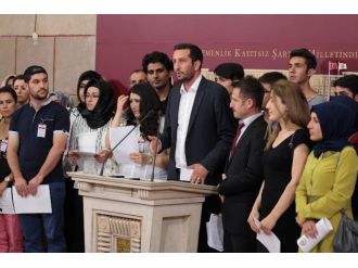 Atanamayan Öğretmenler Mecliste Diplomalarını Yırttı