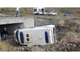 Ambulans Kaza Yaptı: 3 Yaralı