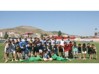 Bozüyük’te Çocuklar Futbolu Yemyeşil Sahalarda Öğreniyor