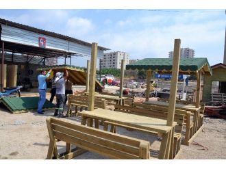 Erdemli Belediyesi Kendi Ürettiği Mobilyalarla İlçeyi Süslüyor