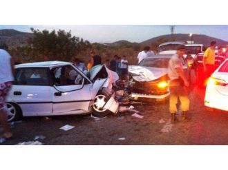 Otomobiller Kafa Kafaya Çarpıştı: 1 Ölü, 9 Yaralı