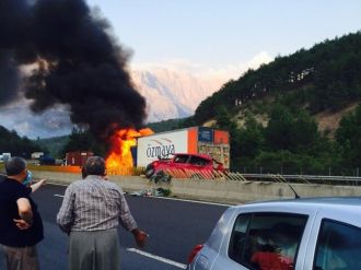 Freni Boşalan Tır Faciaya Yol Açtı: 5 Ölü