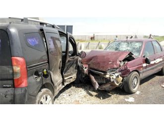 İki Araç Kafa Kafaya Çarpıştı: 2’si Çocuk 6 Yaralı!