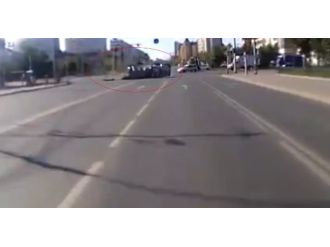 Kamyon Devrildi: Askerler Yola Saçıldı