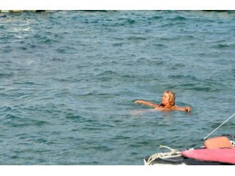 Meral Zeren Bebek’te Denize Girdi