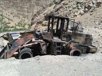 Çukurca Kara Yolunda Bir İş Makinesi Yakıldı