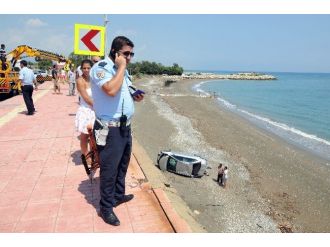 Aşırı Yağışla Kayan Otomobil Sahile Uçtu