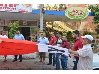 Alanya’da Esnaftan ’Ya Sev Ya Terk Et’ Pankartı