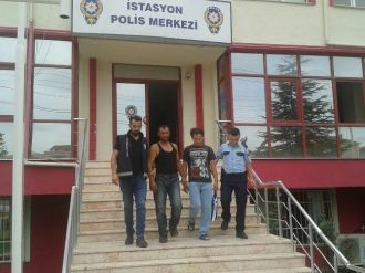 Kendilerini Polis Olarak Tanıtıp, Yaşlı Kadını Dolandırdılar