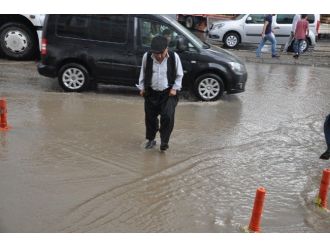 Silopi’de Sağanak Yağış Hayatı Felç Etti