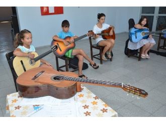 Yeni Foça’da Öğrencilere Gitar Kursu