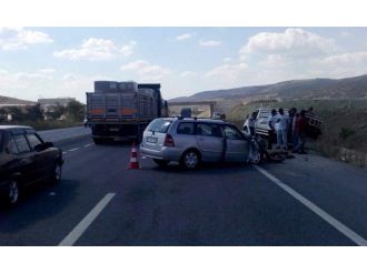 Bozüyük’te Otomobil Kamyonete Çarptı, 3 Yaralı