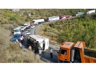Freni Patlayan Kamyon Yan Yattı, Trafik Tıkandı