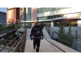 22 Katlı Gökdelende Korkutan Yangın