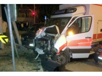 Kelkit’te Kaza Yerine Giden Ambulans Kaza Yaptı: 3 Yaralı