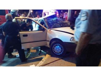 Kontrolünü Kaybeden Sürücü Aydınlatma Direğine Çarptı