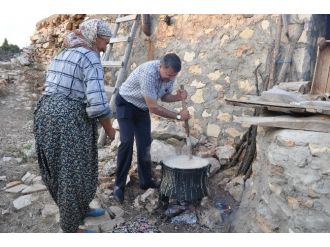 Silifke Belediye Başkanı Mustafa Turgut, Köylü Kadınlarla Tarhana Yaptı