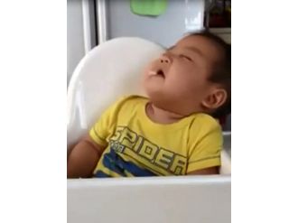 Uyku Ve Yemek Arasında Gidip Gelen Çocuk Gülümsetti