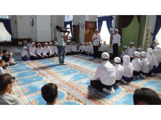 Burhaniye’de Kuran Okuyan Çocuklar Ödüllendirildi