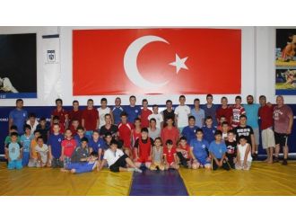 Büyükşehirli Güreşçiler, Makedon Güreşçilerle Kamp Yapıyor