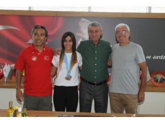 17 Yaşındaki Atletten Çifte Başarı