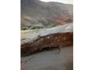 Tuzluca’sa Sel Köprüyü Yıktı