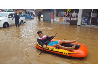 Sel Sularında Botla Seyahat