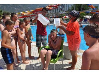 Turistler Buzlu Suyla Hem Serinliyor Hem De Eğleniyor